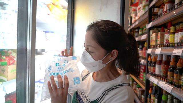 “买啥都要带点冰”，上海一街边小店外卖月售一吨冰