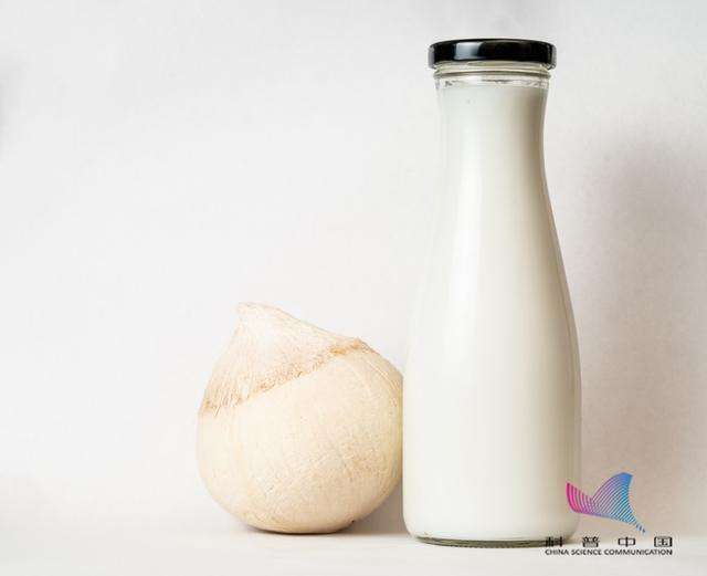 为啥天然椰汁是透明的，超市卖的椰奶却是乳白色？喝了这么多年才知道…