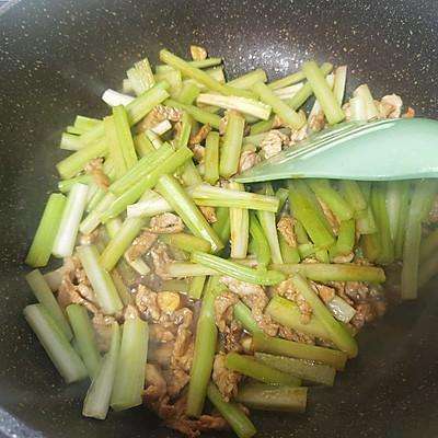 可好吃的芹菜炒肉片！最香的吃法，让我连吃了三碗饭