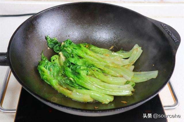 广式蚝油炒生菜，只需5分钟，翠绿爽口，味道鲜美