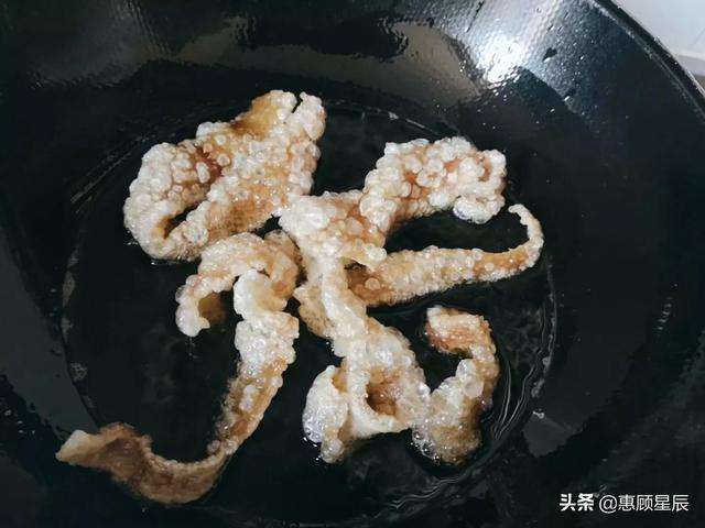 猪皮最好吃的两种方法，简单几步，酥脆嫩滑吃不腻，比肉香