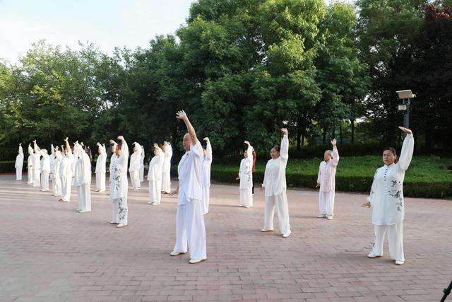 肚子经常会胀气怎么办？腹胀养脾肝，四种方法调理肚子胀气