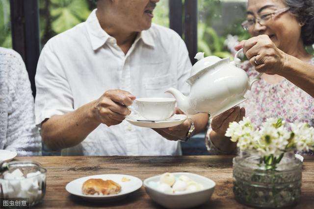 喝什么茶降血脂？医生说：高血脂可以喝茶，但不能指望喝茶降血脂