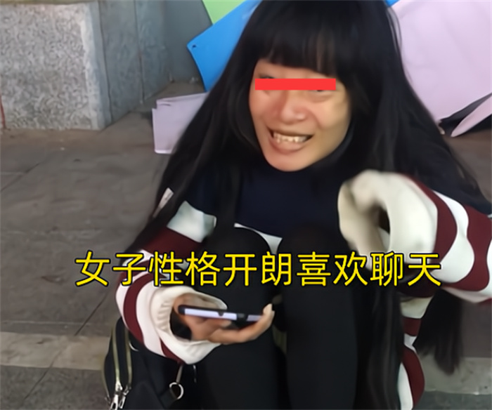 女子坐在路边求投喂