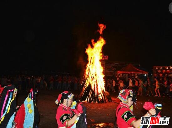 越西县依洛地坝镇彝族传统火把节