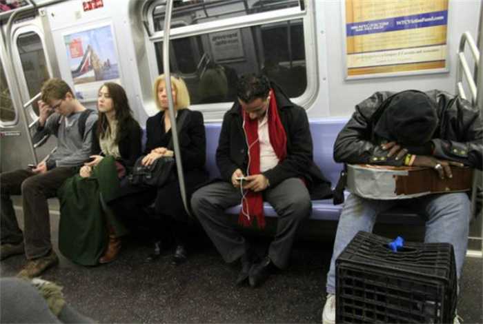 作品名称： 外国人躺在地铁上