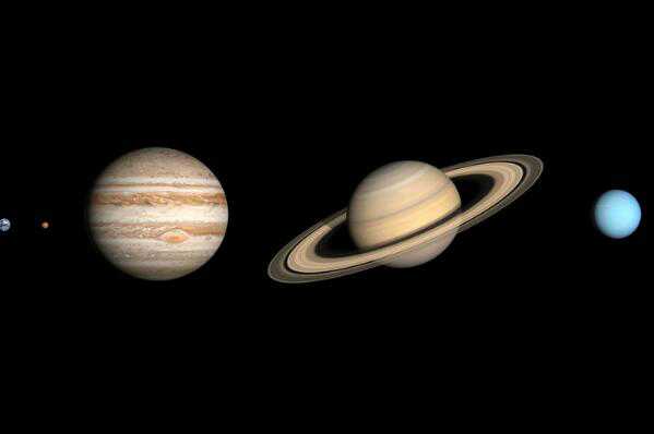 木星和土星哪个更大？