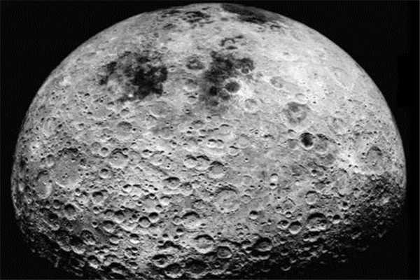 月球上有什么：月球上到处都是陨石坑（月球土地和山脉）