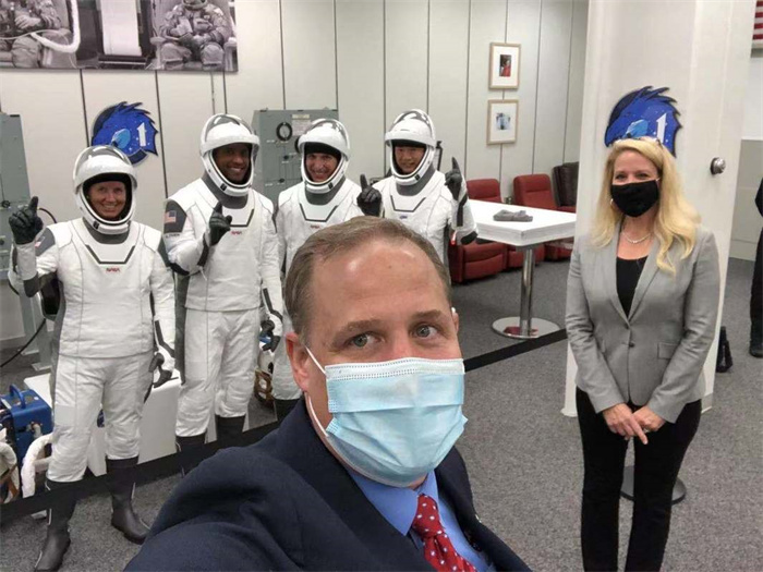 spacex首次载人航天