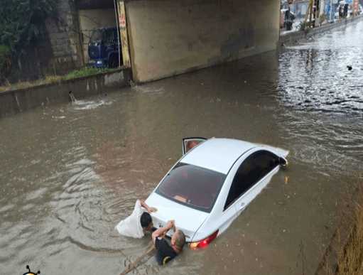 厦门暴雨被困车顶