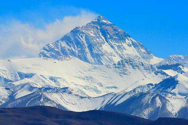 世界最高的山峰珠穆朗玛峰高约多少米