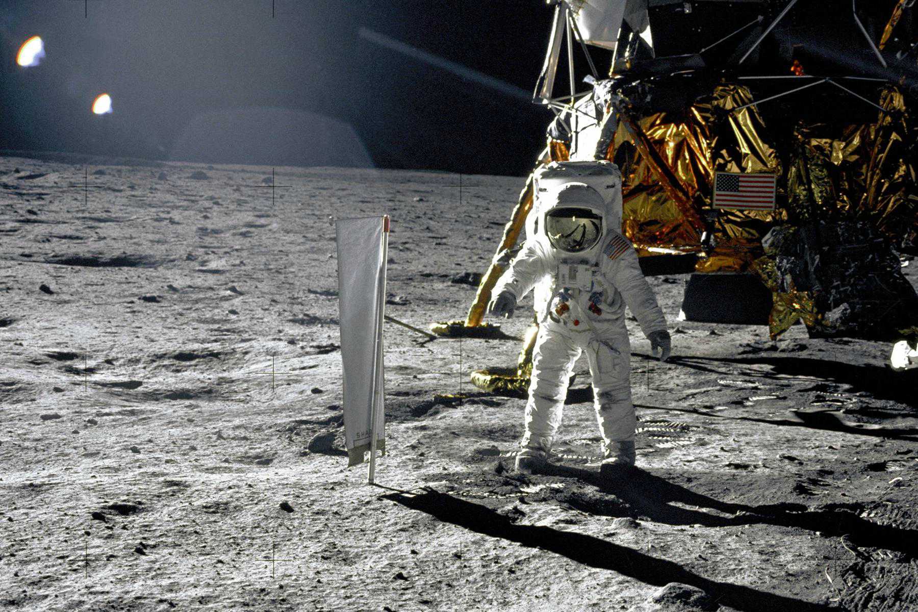美国宇航员登录月球遇到的怪事