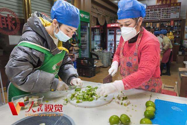 广西百色：市民为抗疫一线工作人员制作水果汤圆