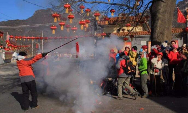 春节为什么要放鞭炮和挂灯笼传说